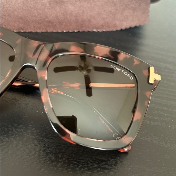 Tom Ford Tortoiseshell Sunglasses with Case & cloth - Picture 5 of 7